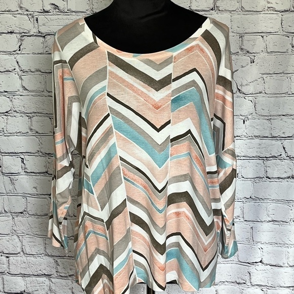Chico’s Painted Chevron Pattern Boxy Kaye V 3/4 Sleeve Peach Hibiscus size 1 (8) - Picture 1 of 10